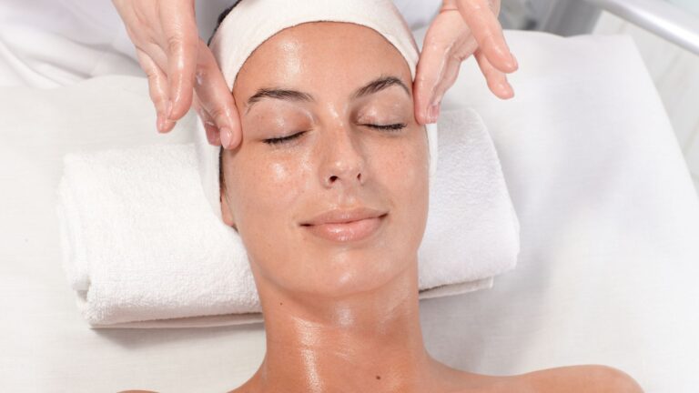 Read more about the article Customized Facial Treatments Reveal Your Best Skin